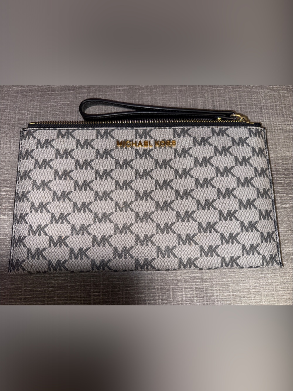 💜OFFERS💜 - Michael Kors Gray Logo Zip Wristlet